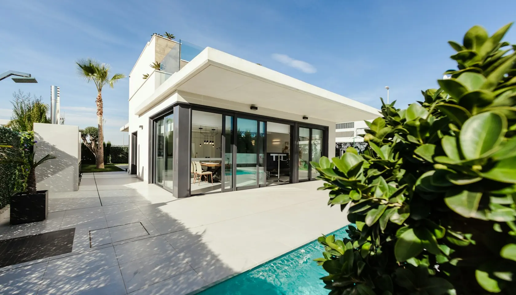 Maison contemporaine lumineuse avec de grandes baies vitrées, photographie d'illustration